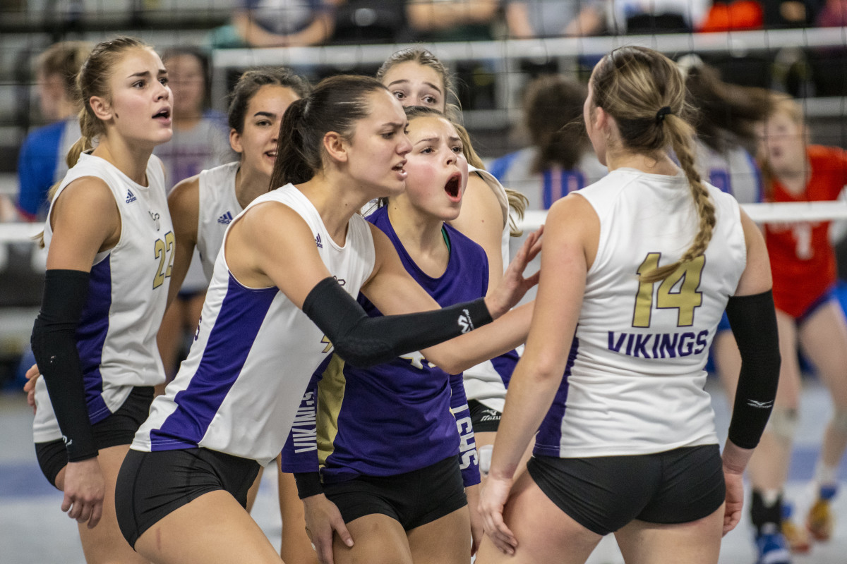 Graham-Kapowsin defeats Lake Stevens for WIAA Class 4A girls volleyball title in Yakima.